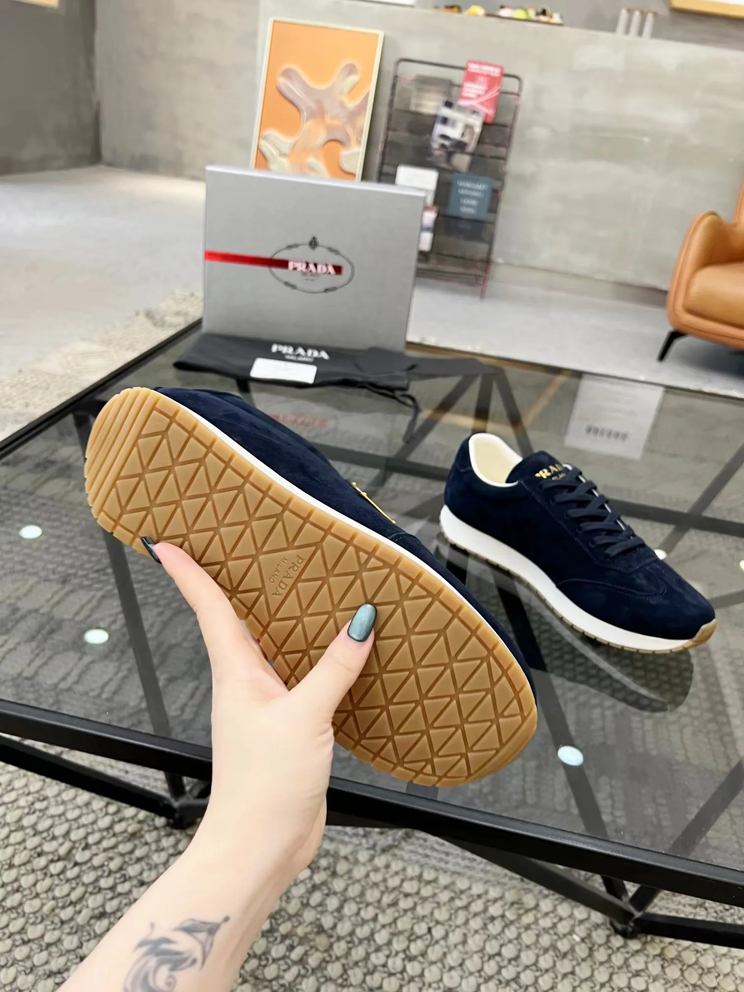 P400 38-45 Prada Prada’s new men’s leather sneakers, the highest version on the market, any comparison is welcome🆚! The original leather has excellent texture and is super high-end! Fetal sheep net lining imported from Italy, removable pad! Luxurious materials and fine workmanship, highly recommended!